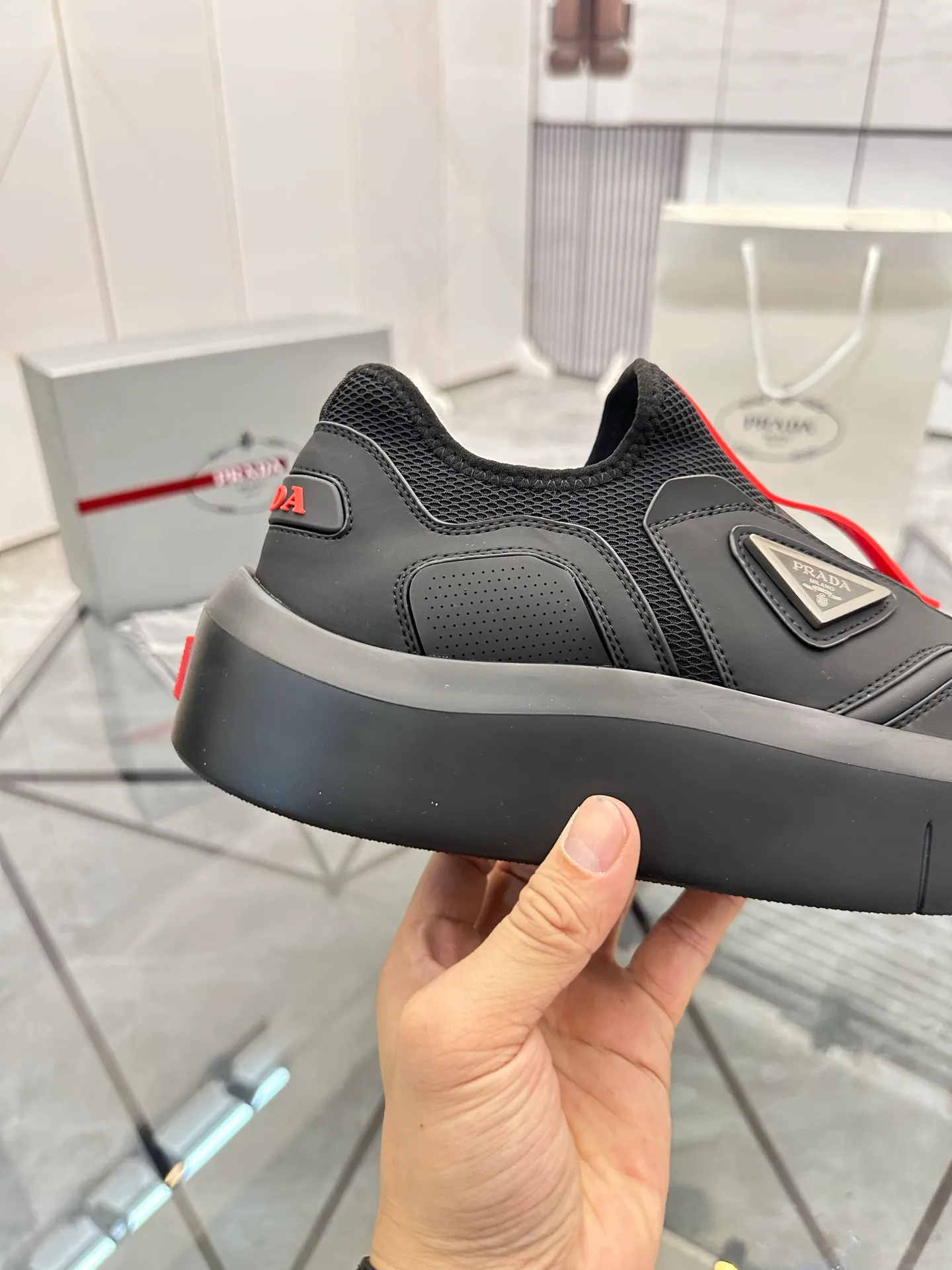 Men's shoes: 💰P500¥ High-end, complete package Product trademark: Prada *"Prada*" low-top casual shoes Regular size: 38-44 (can be customized to 45.46) Couple style Product materials: Upper imported cowhide stitched with original fabric, breathable lining, original outsole. Number: 846